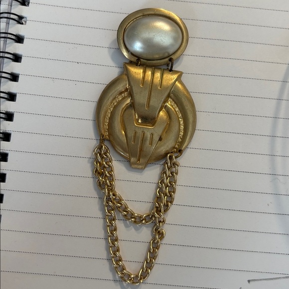 Extra large muted Gold Brooch with pearl and chains - Picture 4 of 5